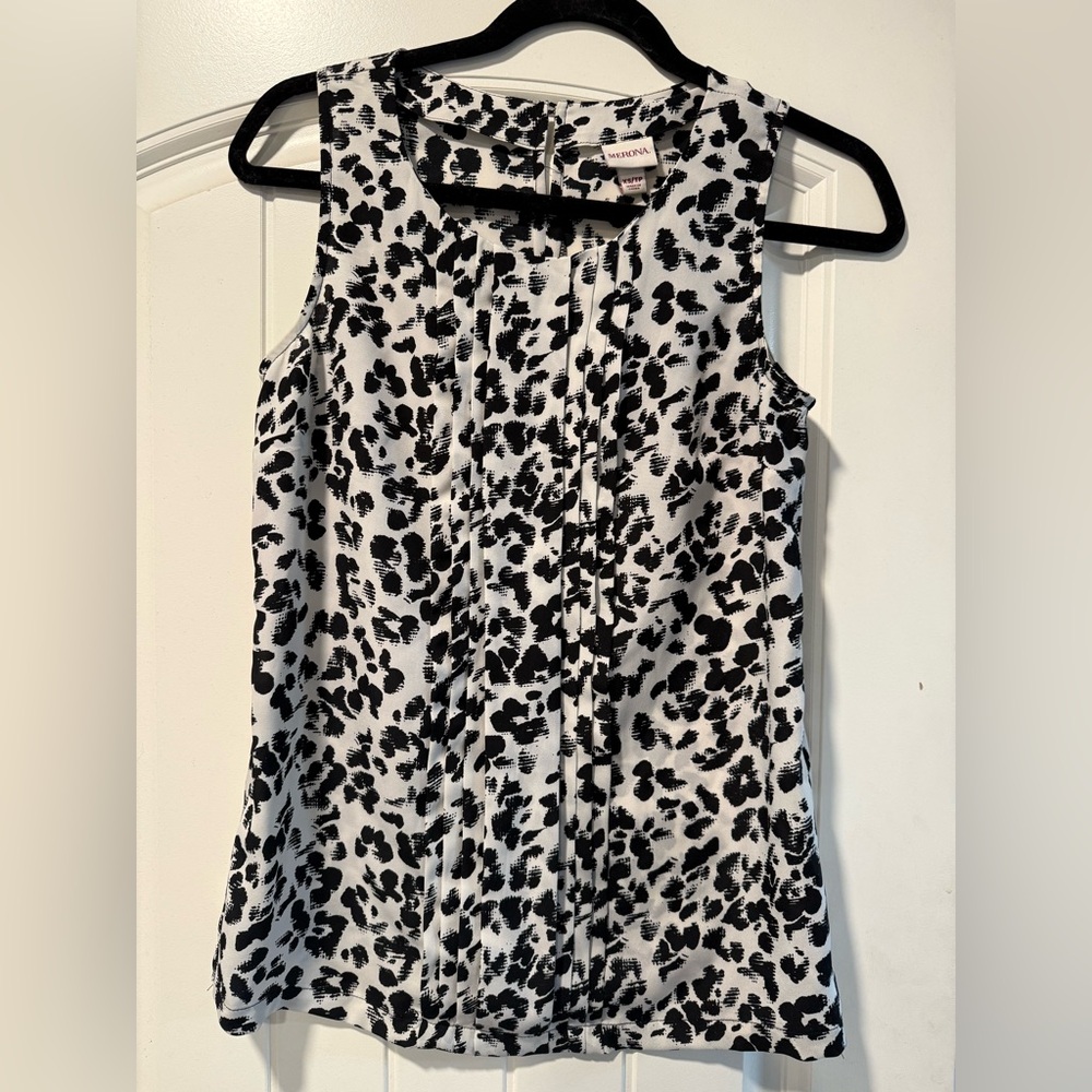 Women's Black and White Sleeveless Top